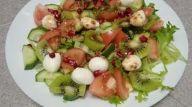 Салат с овощами, киви и моцареллой