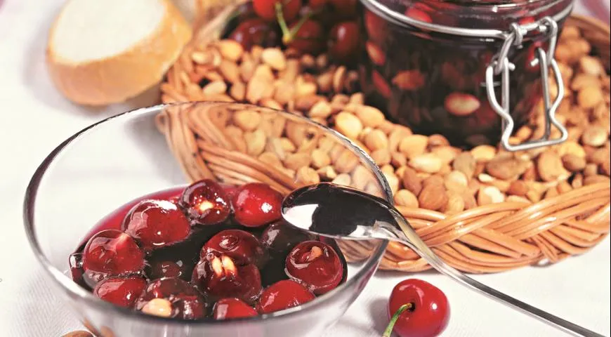 Рецепт варенья из черешни с абрикосовыми косточками