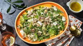 Салат с консервированным тунцом и грибами