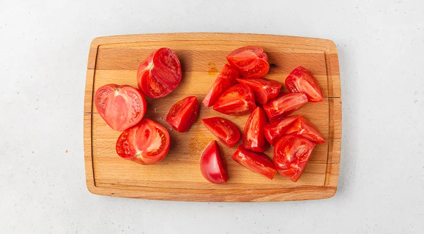 Салат Минутка из помидоров, сыра и сухариков