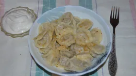 Пельмени с редькой и зеленью