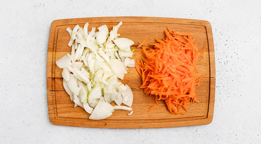 Тушенная картошка с курицей в сковороде