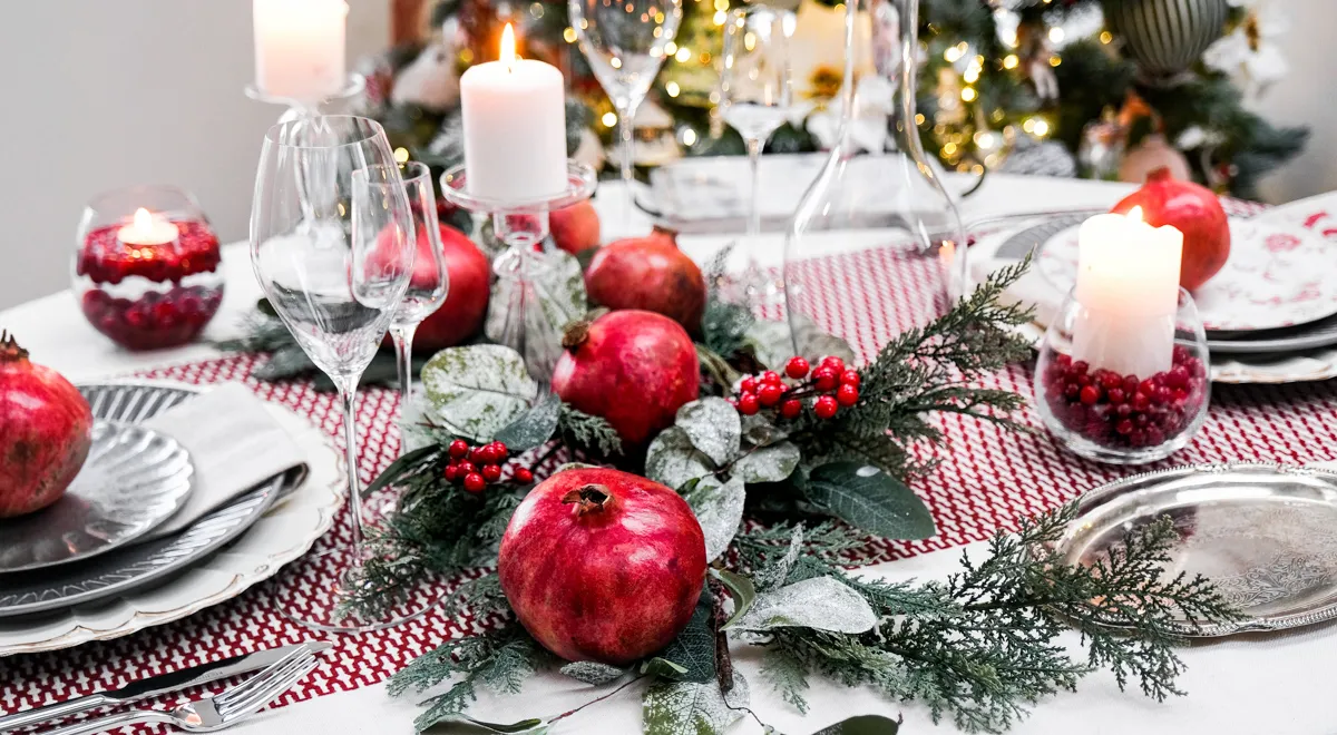 новогодний стол. новогодний и праздничный стол. красивый новогодний стол. новогодний стол 2024 бюджетный вариант. накрытый новогодний стол.