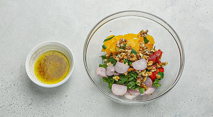 Салат из апельсинов с орехами и печеным перцем