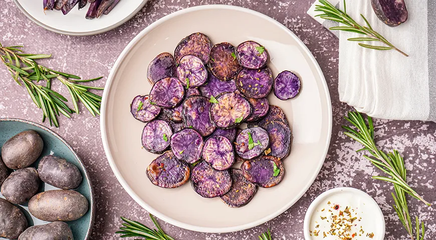 Фиолетовый картофель укрепляет здоровье: антоцианы защищают сердце, мозг и зрение от старения, а клетчатка улучшает пищеварение