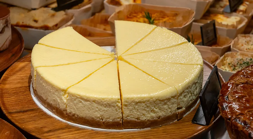 Во многих странах нью-йоркский чизкейк занимает особое, почетное место — благодаря своей универсальности, легко узнаваемой текстуре и демократичному, нравящемуся большинству вкусу