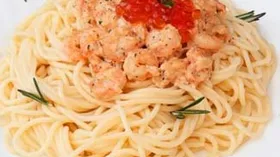 Спагетти с креветками и красной икрой