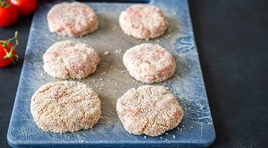 Панировка позволит сохранить соки внутри котлеты и создаст хрустящую корочку