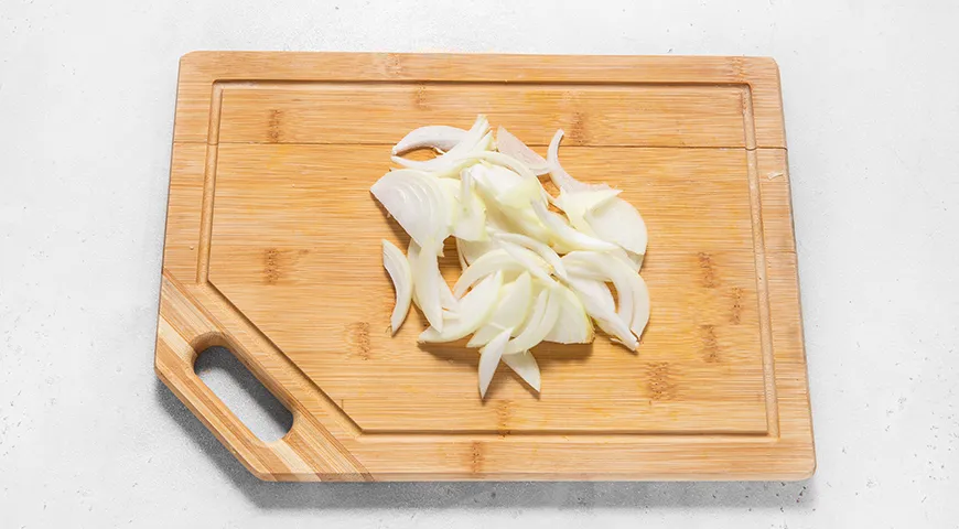 Рыба в сметанном соусе с солеными огурцами