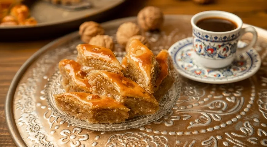 Из напитков к пахлаве лучше выбрать крепкий черный кофе