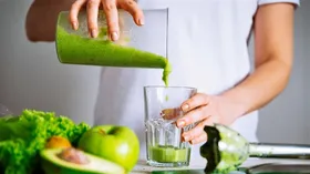 Смузи вместо завтрака: нутрициолог объяснила, когда это полезно, а когда — вредно