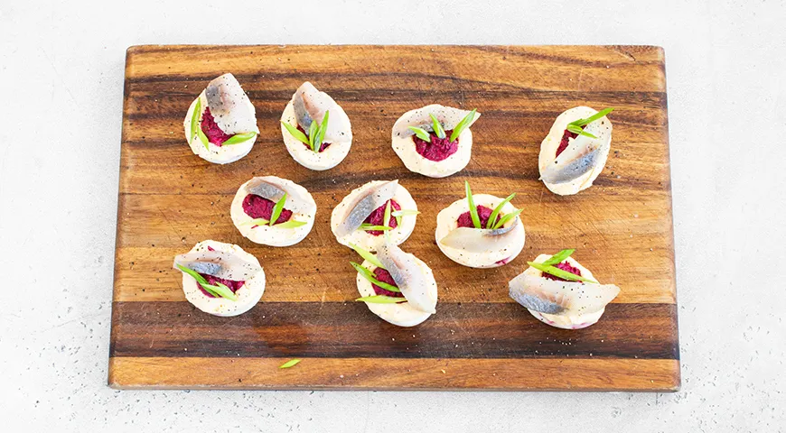 Яйца, фаршированные свеклой и сельдью