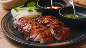 Винные субботы и специальные цены на утку по-пекински в ресторане Madame Wong