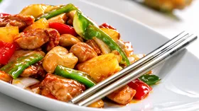 Курица в кисло-сладком соусе с кешью