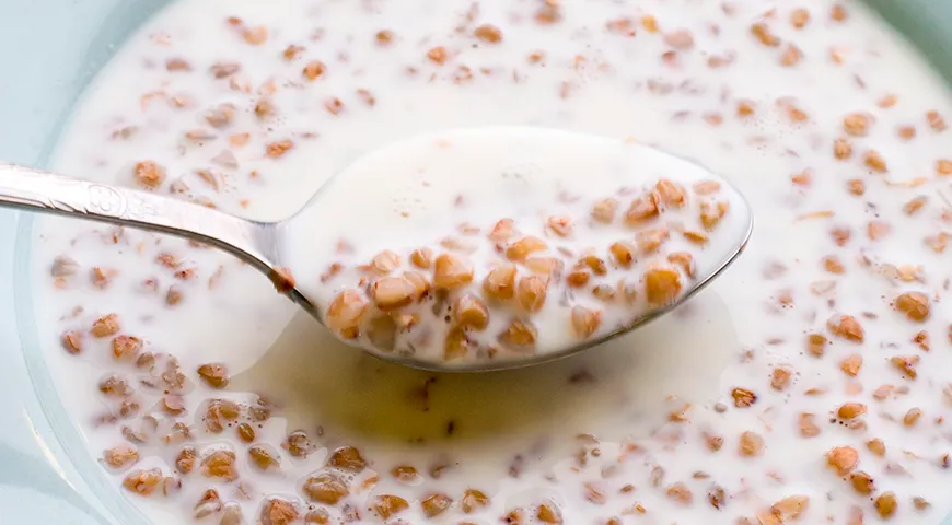 Рекомендуемая суточная норма потребления гречневой каши на молоке для взрослых — 150–250 г