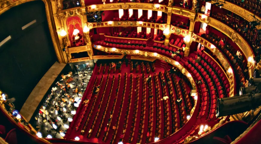 В Опера Гарнье можно как отправиться на спектакль, так и просто полюбоваться расписным плафоном и анфиладами.