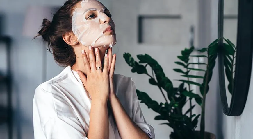 От лицевой маски остается много полезной влаги: используйте ее для легкого массажа шеи