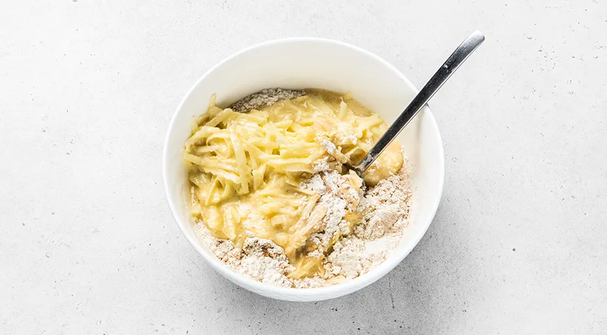 Кекс в микроволновке с яблоком