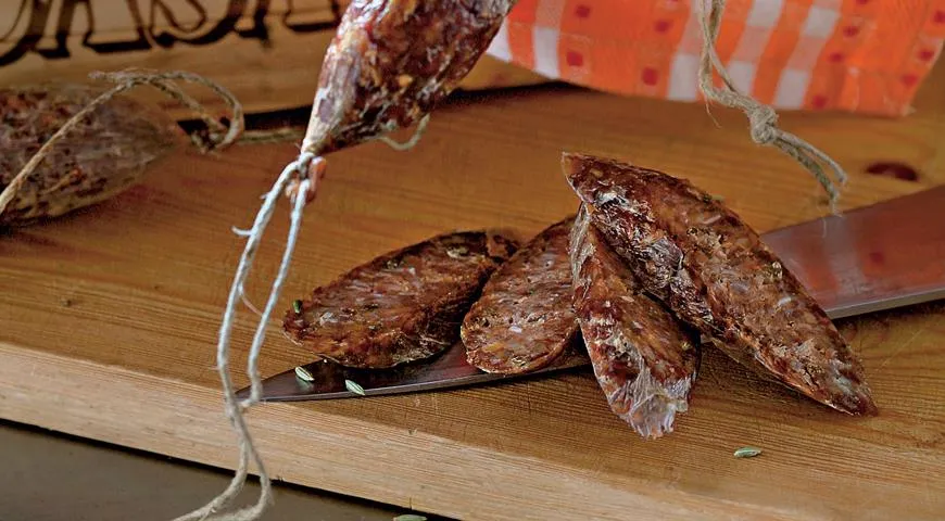 Домашняя свиная колбаса