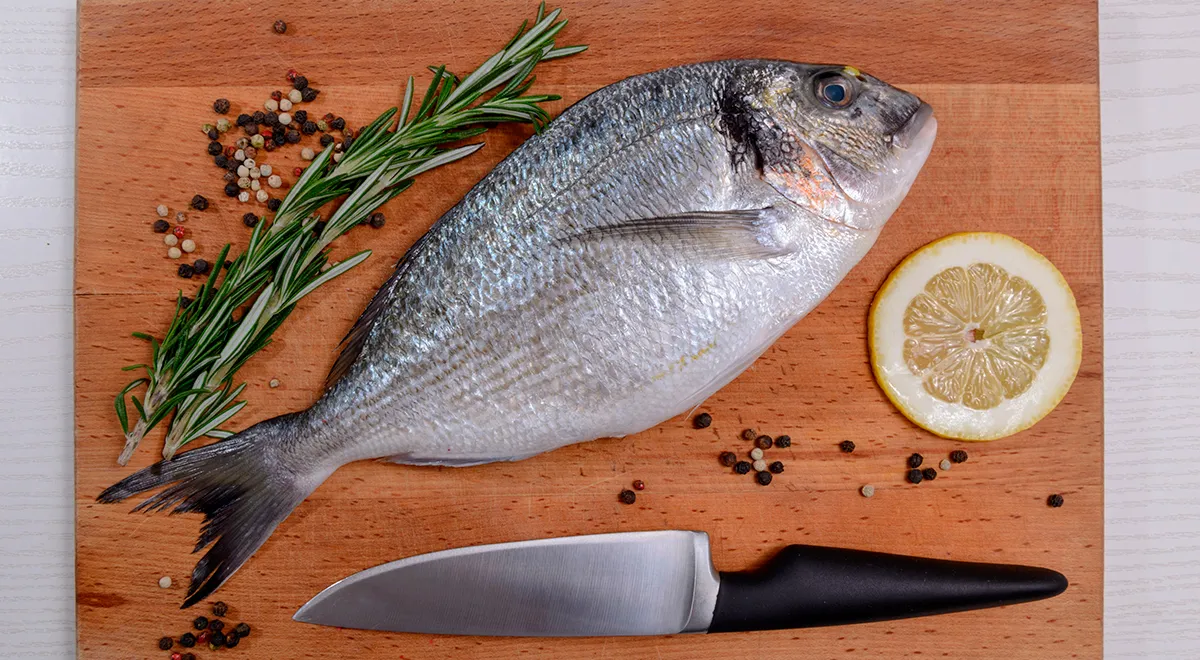 Свежая дорада имеет ровную, сияющую чешую серебристого оттенка, плотно сидящую на тушке