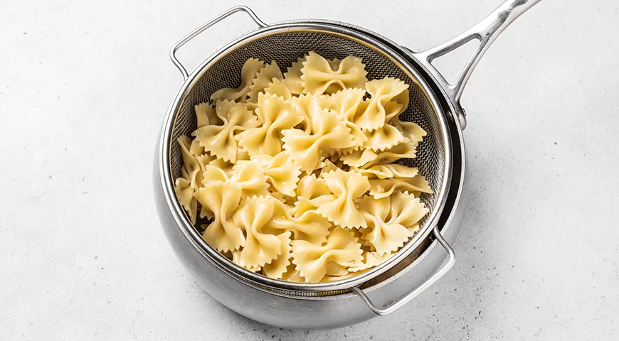 Макароны с беконом, сыром и помидорами на сковороде