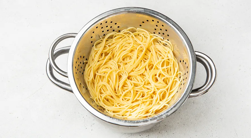 Спагетти карбонара с беконом и сливками