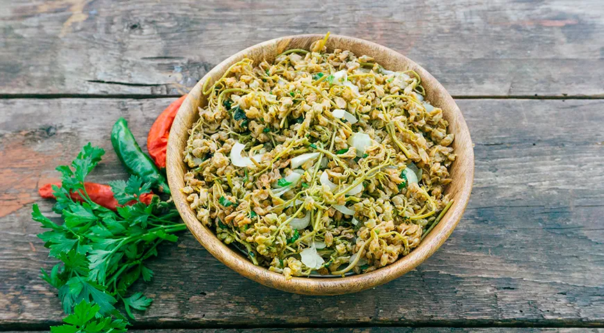 Приобретая на рынке или у мелких производителей, поинтересуйтесь, когда был произведен засол — хороший джонджоли чаще всего продают весной или в начале лета