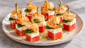 Канапе с креветками, брынзой, арбузом и мятой