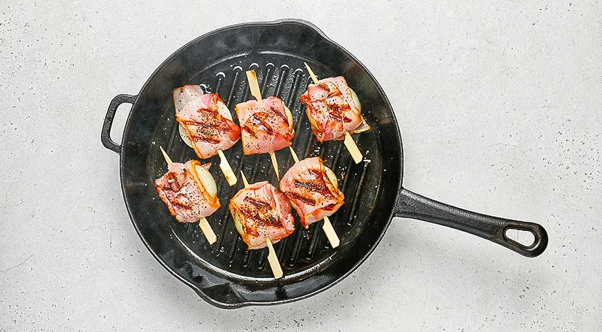 Острые луковые кольца в беконе