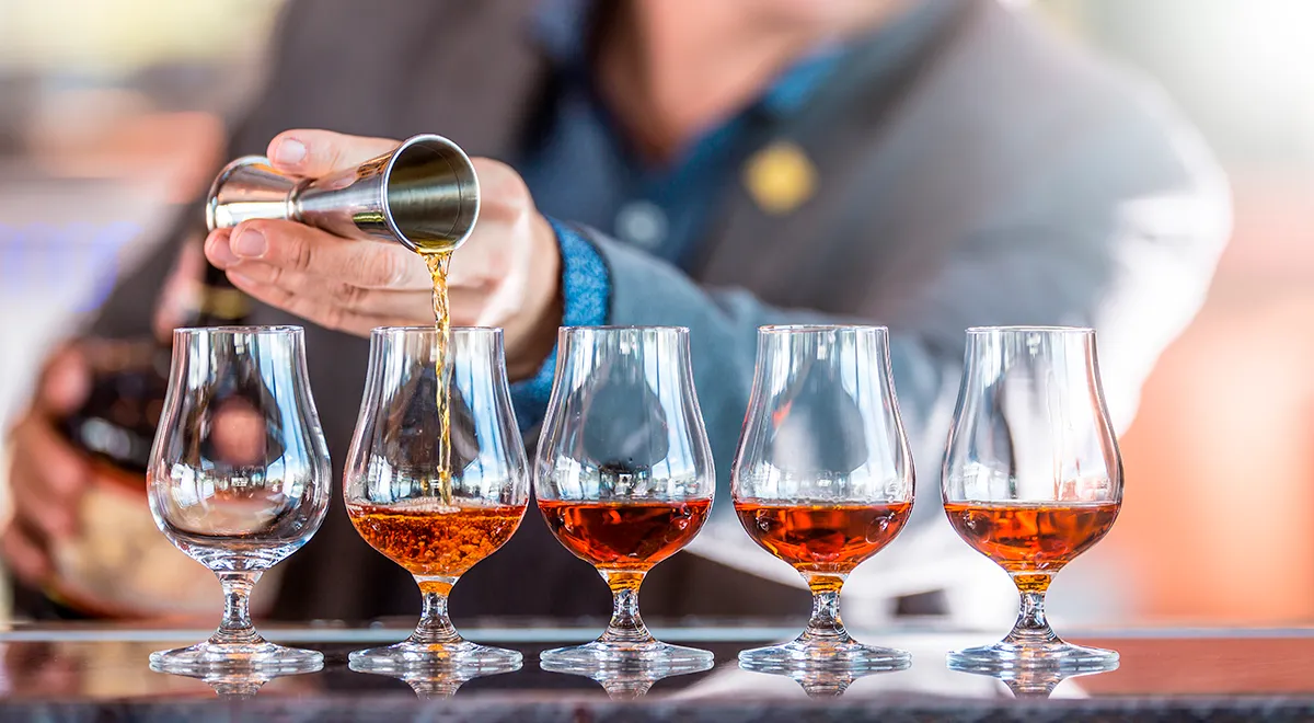 В неразбавленном виде ром хорошо раскрывается при комнатной температуре. Сильно охлаждать не стоит: он станет менее выразительным