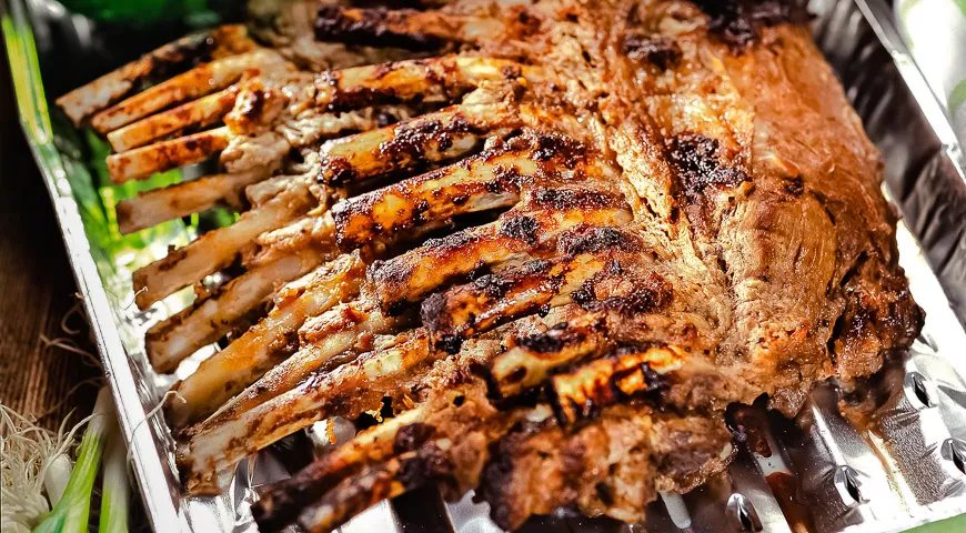 Бараньи ребрышки в маринаде из киви