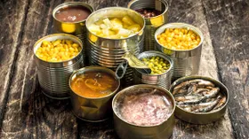 Диетолог рассказала, как выбрать безопасные консервы и не отравиться