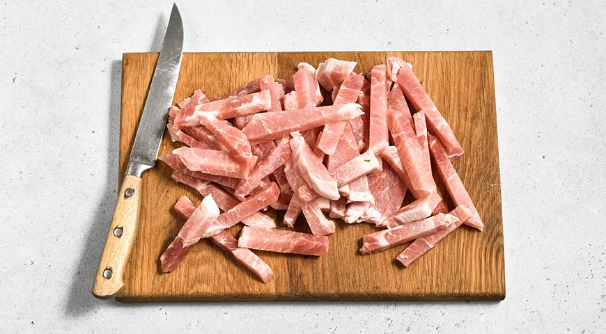 Рис со свининой и овощами в сковороде