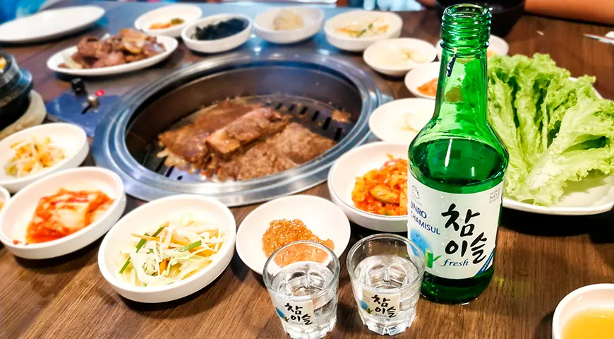 Выбор закусок к соджу огромен: от простых уличных снеков до праздничных мясных блюд, что только подчеркивает его универсальность