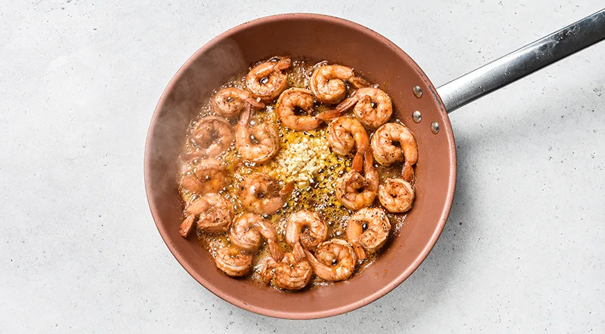 Жаренные на сливочном масле креветки с чесноком