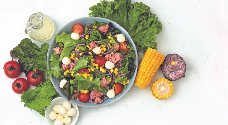 Салат с моцареллой, тунцом, кукурузой и черри