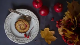 Осенний рулет с яблочным пюре, брусникой и шоколадом