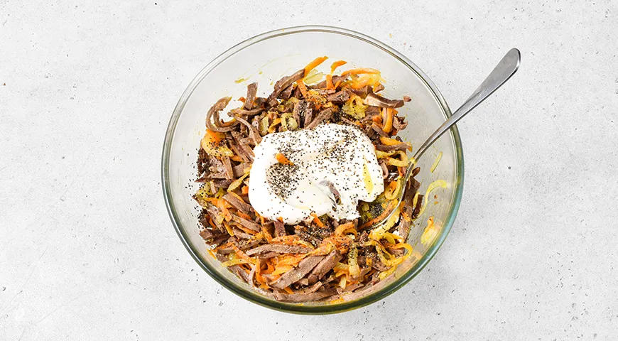 Салат со свиным сердцем, морковью и луком