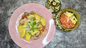 Мясо в горшочке с сезонными овощами