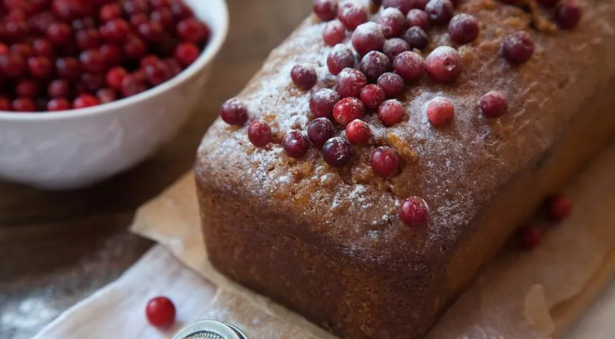 Кекс с клюквой и орехами