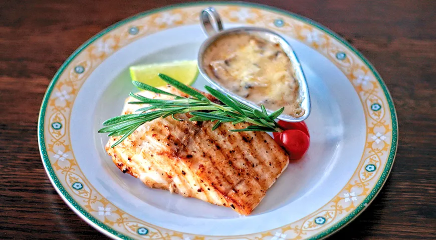 Масляная рыба, приготовленная на гриле, со сливочным соусом