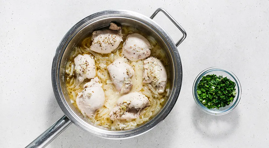 Тушеные куриные бедрышки с луком