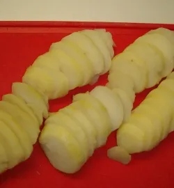 Режем картофель тонкими кольцами