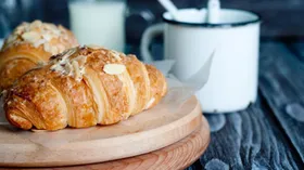 Без масла и кофе: эксперт по этикету объяснил, как принято есть круассаны