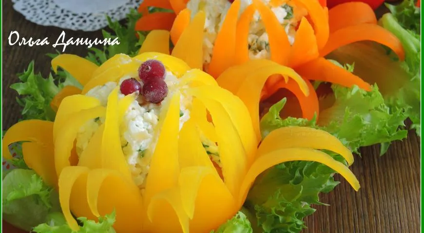 Рецепт сырного салата в цветках из перца