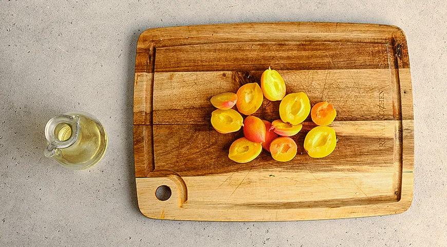 Абрикосы на гриле с мороженым