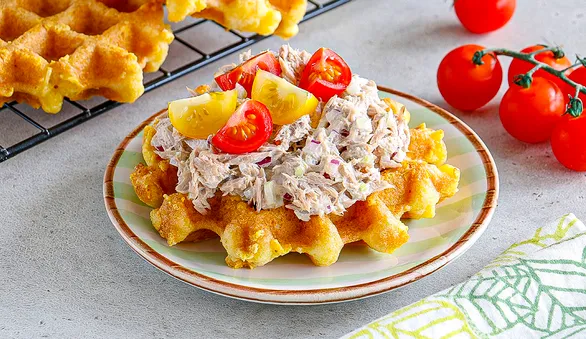 Чафли с тунцом, красным луком и сельдереем