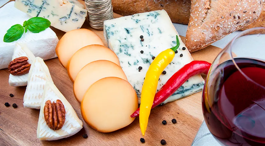 Для сырных тарелок идеально подходит сыр колбасный копченый 