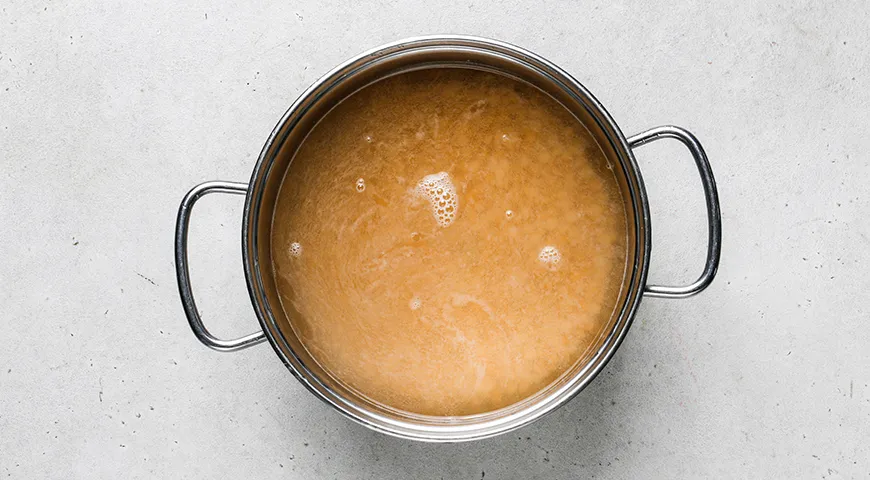 Гороховое пюре в кастрюле