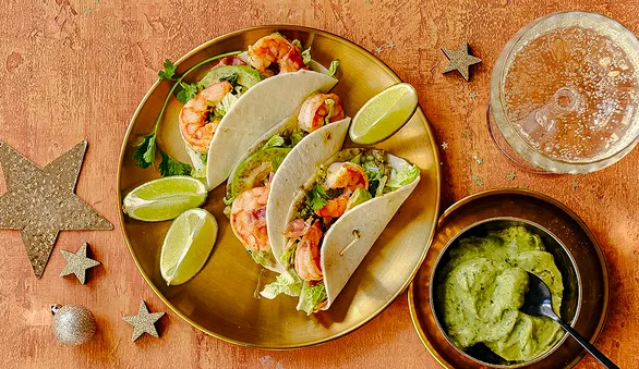 Тако с креветками, авокадо и беконом